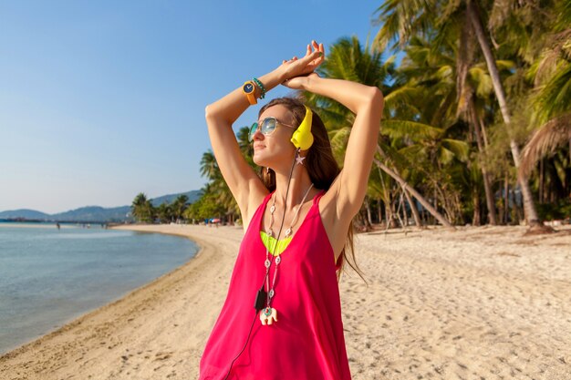 As Melhores Praias do Mundo para Mulheres que Amam o Sol freepik