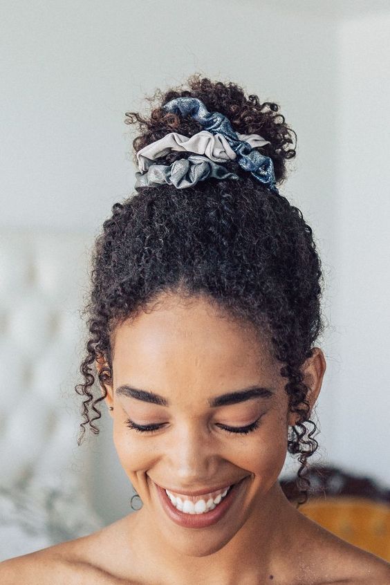 5 Penteados simples com scrunchies ...