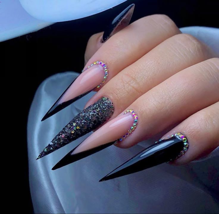 Unha Stiletto preta