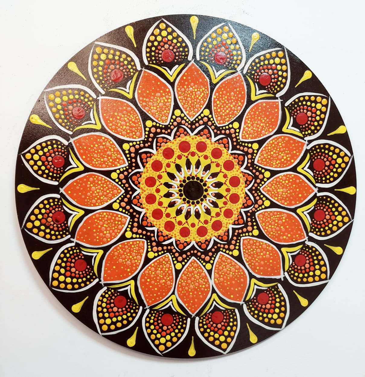 Mandala em pontilhismo cor laranja ...