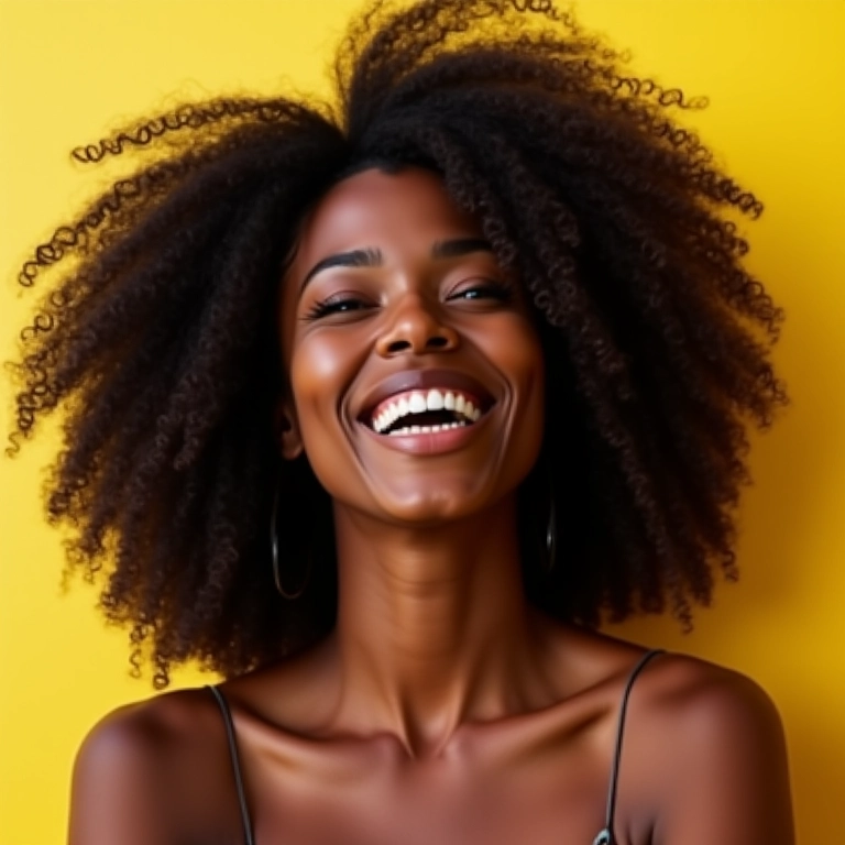 Mulher negra sorrindo com cabelo crespo volumoso e saudável.