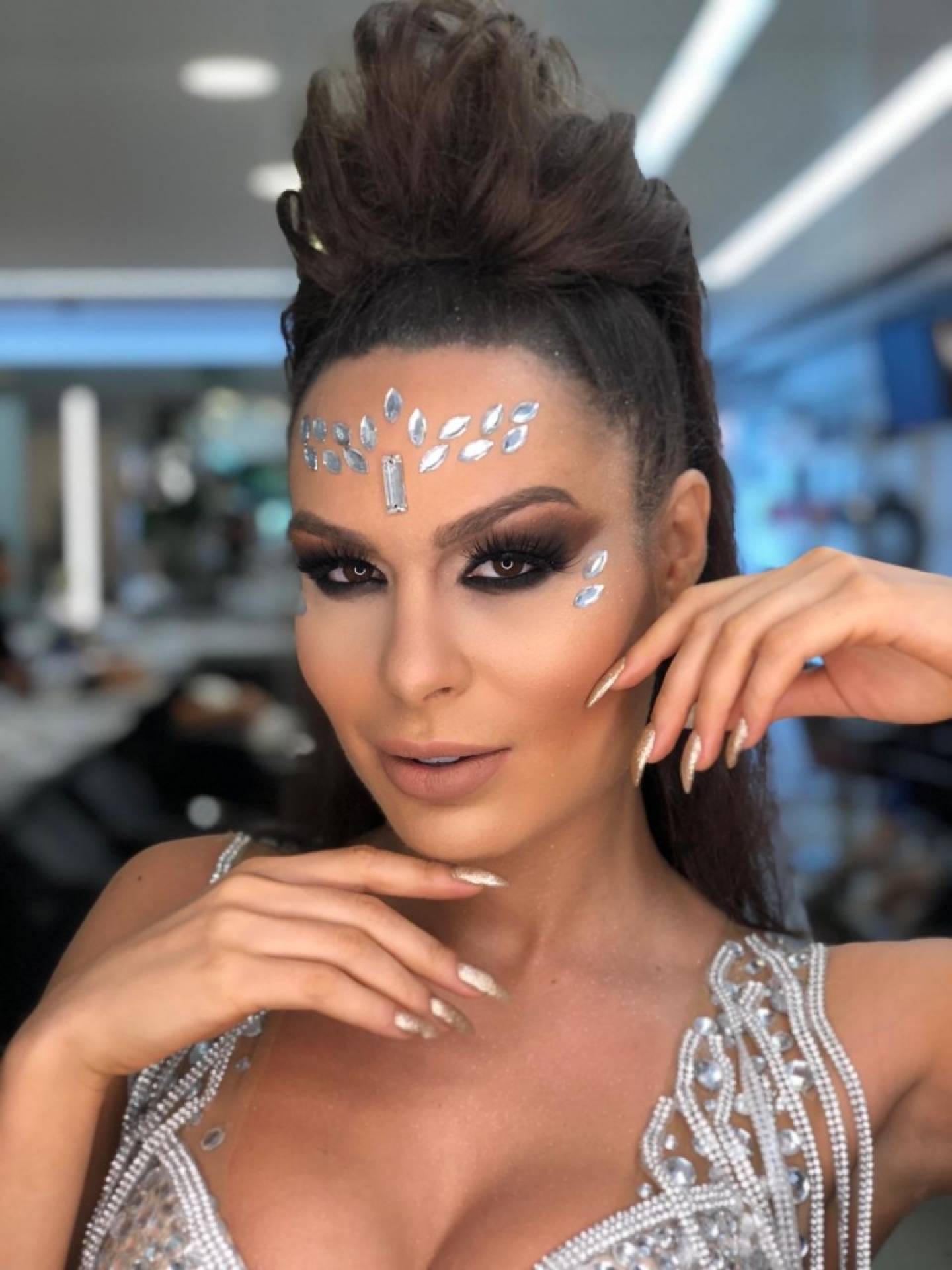 Fernanda Lacerda usa make com pedrarias ...