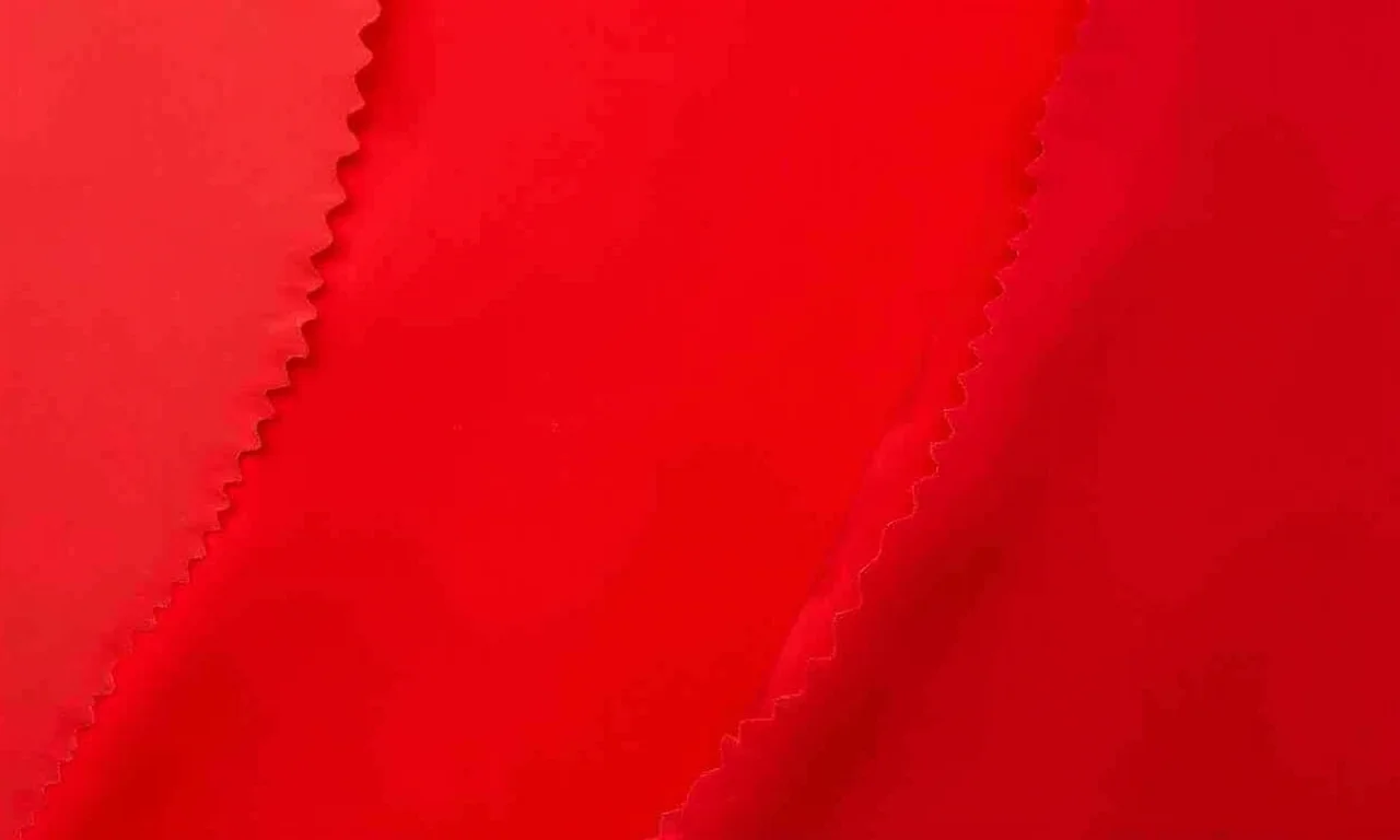 Amostras de tecidos em diferentes tonalidades de vermelho (do claro ao escuro).