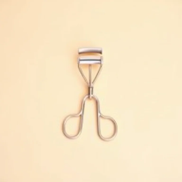 Curvador de cílios de metal de alta qualidade em fundo bege texturizado