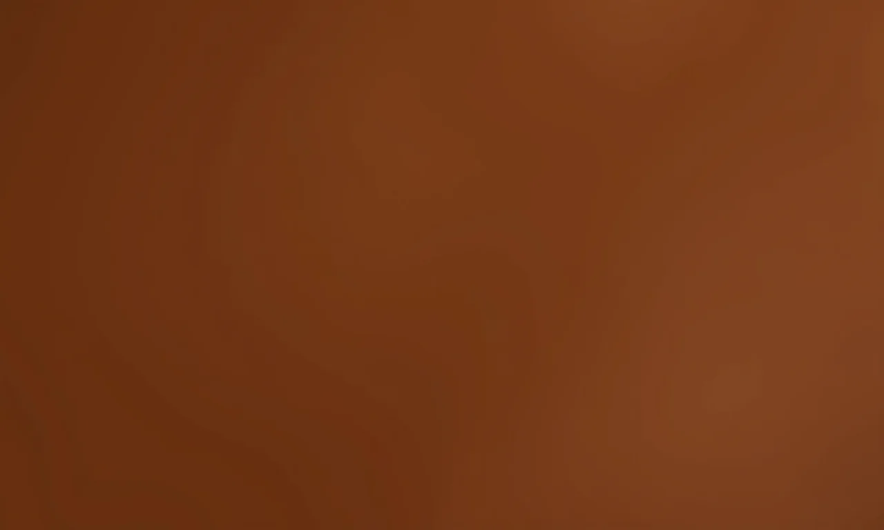 Esmalte marrom em pele morena.