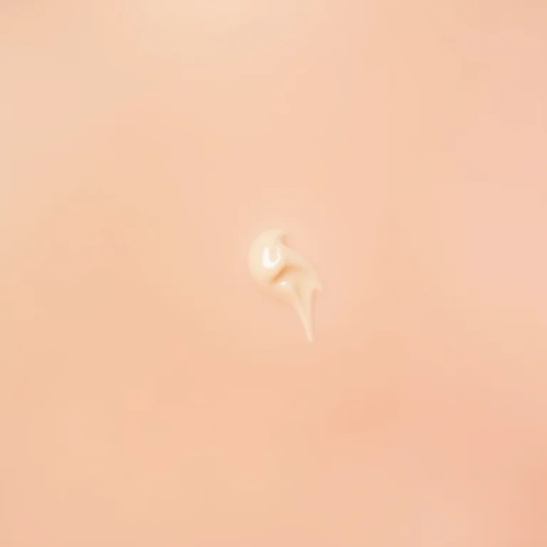 Mão aplicando condicionador cremoso