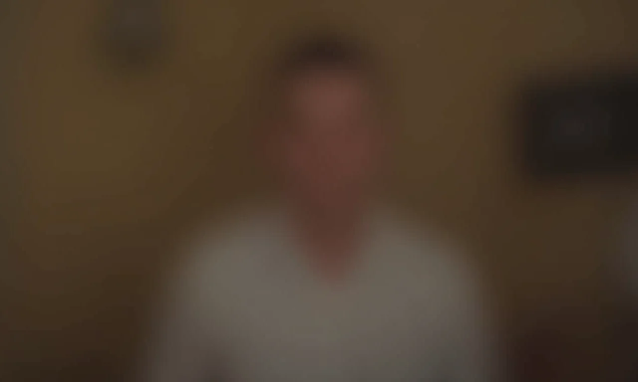 Pessoa expressando arrependimento sincero em um ambiente familiar acolhedor.