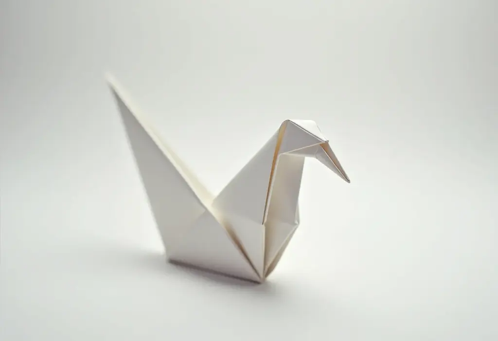 Origami Tsuru perfeito em papel delicado