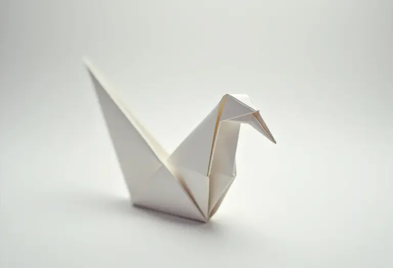 Origami Tsuru perfeito em papel delicado